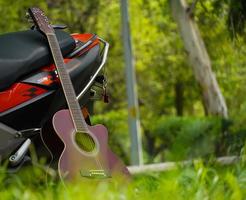 guitarra vermelha e bicicleta no parque bela imagem foto