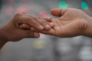 duas mãos juntas cuidando da imagem do conceito foto