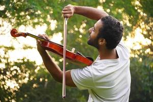 músico tocando violino. música e conceito de tom musical. foto