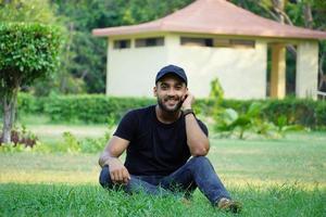 um homem está em sua casa de fazenda feliz foto