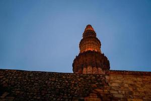 qutub minar- qutab minar road, delhi image night view foto