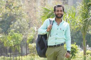 estudante universitário com sua bolsa e livros em seu campus foto