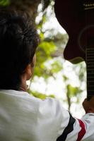 um homem com guitarra com o logotipo dos eua camiseta foto