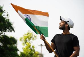 jovem com bandeira indiana ou tricolor foto