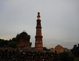 qutub minar- qutab minar road, imagem de delhi foto