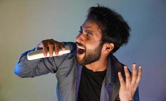 homem tenta cantar nota alta usando seu microfone foto