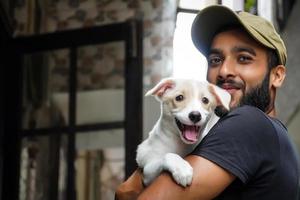 um menino amante de cães com seu cachorro feliz e sorridente foto