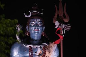 estátua do senhor shiva, shiva na mitologia hindu, um dos deuses supremos foto