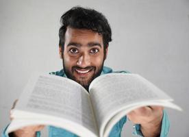 um homem mostrando seu livro foto