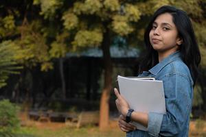 linda mulher indiana tendo livros na faculdade foto