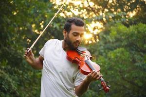 imagem do jogador de violino, músico tocando violino. na música da manhã e conceito de tom musical. foto