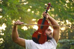 músico tocando violino. música e conceito de tom musical. foto