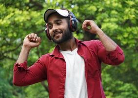 homem ouvindo podcast usando fone de ouvido foto