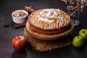 torta de maçã com frutas frescas em uma mesa de madeira foto