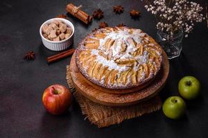 torta de maçã com frutas frescas em uma mesa de madeira foto