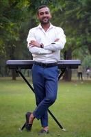 retrato de homem jovem e bonito com música de piano eletrônico foto