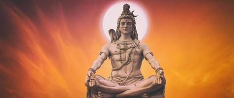 estátua de deus shiva lindo cartaz de mahadev shiva foto