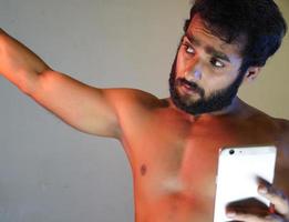 um homem saudável tomando selfie usando seu telefone foto