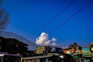 vista do céu azul de himachal pradesh foto