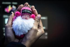 salve o conceito de menina menina na mão foto