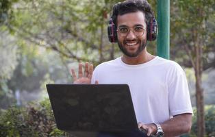 jovem estudante com laptop - imagens de homem com laptop foto