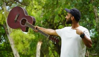 menino mostrando sua nova guitarra foto