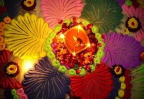 imagem rangoli com imagens diya diwali foto