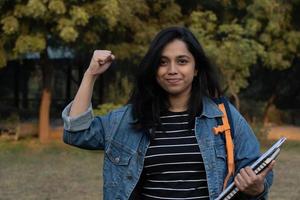 sucesso após resultado feminino estudante universitário indiano foto