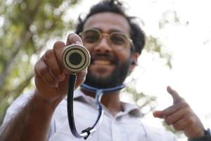 um estudante de medicina mostrando estetoscópio - estudante de colagem com estetoscópio e - conceito de educação médica foto