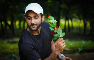 quero propor homem com linda rosa vermelha em pensamento foto