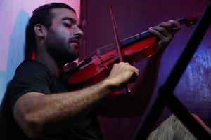 violino, homens, só homens, fundo preto, músico clássico foto