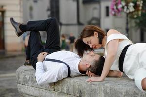 lindo casal elegante em um encontro nas ruas da cidade velha. foto