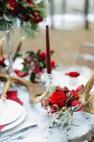 decoração de casamento de inverno com rosas vermelhas foto