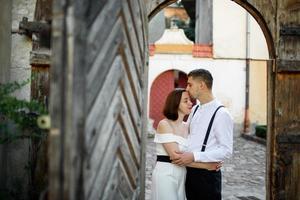 lindo casal elegante em um encontro nas ruas da cidade velha. foto