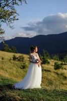 fotografia de casamento nas montanhas. os noivos se abraçam com força. foto