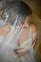 retrato de uma linda noiva sob um véu. foto