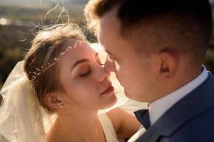 retrato de close-up da noiva e do noivo um momento antes do beijo.