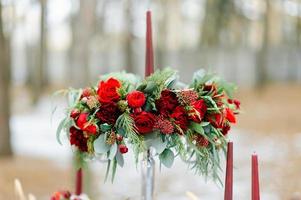 decoração de casamento de inverno com rosas vermelhas foto