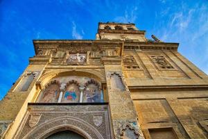 catedral mezquita em um dia ensolarado no coração do centro histórico de córdoba foto