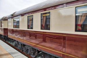 antigo trem de luxo na estação ferroviária de ronda na espanha foto