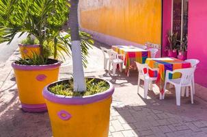 cozumel perto de cancun, méxico, casas coloridas e centro colonial e distrito comercial de turismo foto