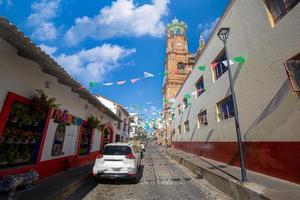 méxico, puerto vallarta ruas coloridas ao pôr do sol perto do passeio marítimo malecon e praias foto