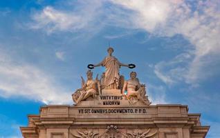 famosa praça de comércio praca do comercio em lisboa de frente para o rio tejo foto