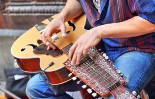 músicos de rua tocando em frente à catedral de barcelona foto