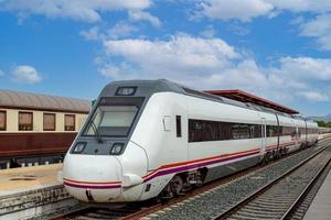 trem europeu de passageiros de alta velocidade chegando à estação de ronda, andaluzia, espanha foto