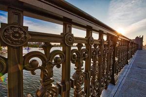 ponte de longfellow de marco de boston sobre o rio charles ao pôr do sol foto