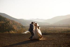 sessão de fotos de casamento dos noivos nas montanhas. sessão de fotos ao pôr do sol.