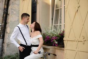 lindo casal elegante em um encontro nas ruas da cidade velha. foto