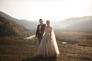 sessão de fotos de casamento dos noivos nas montanhas. sessão de fotos ao pôr do sol.