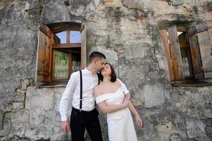 lindo casal elegante em um encontro nas ruas da cidade velha. foto